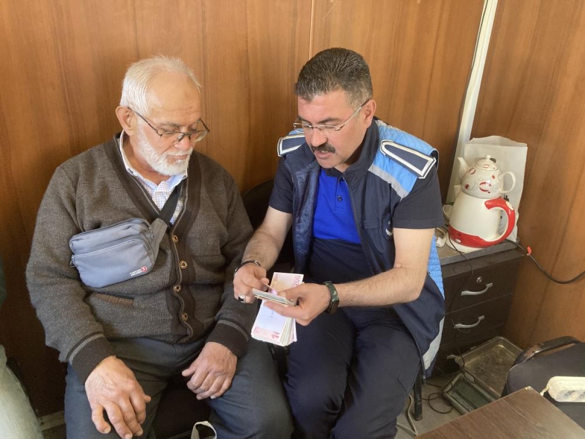 9 bin 500 lirayı sahibinde teslim eden zabıta: 'Görevimi yaptım';