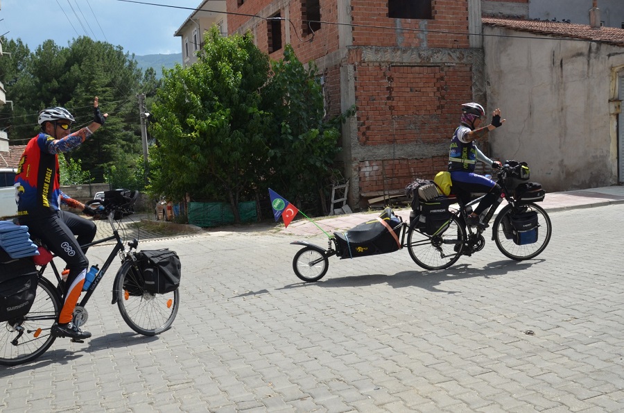 Barış için pedal çeviriyorlar;