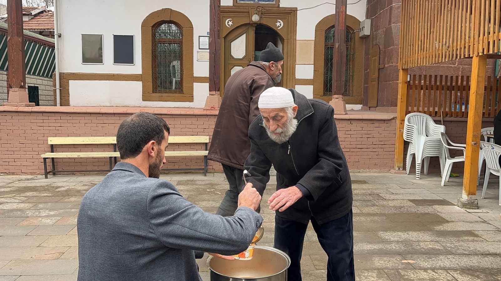 Her Cuma namazının ardından çorba ikram ediliyor;