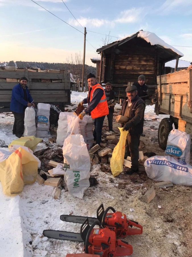Köylüden deprem bölgesine odun desteği;