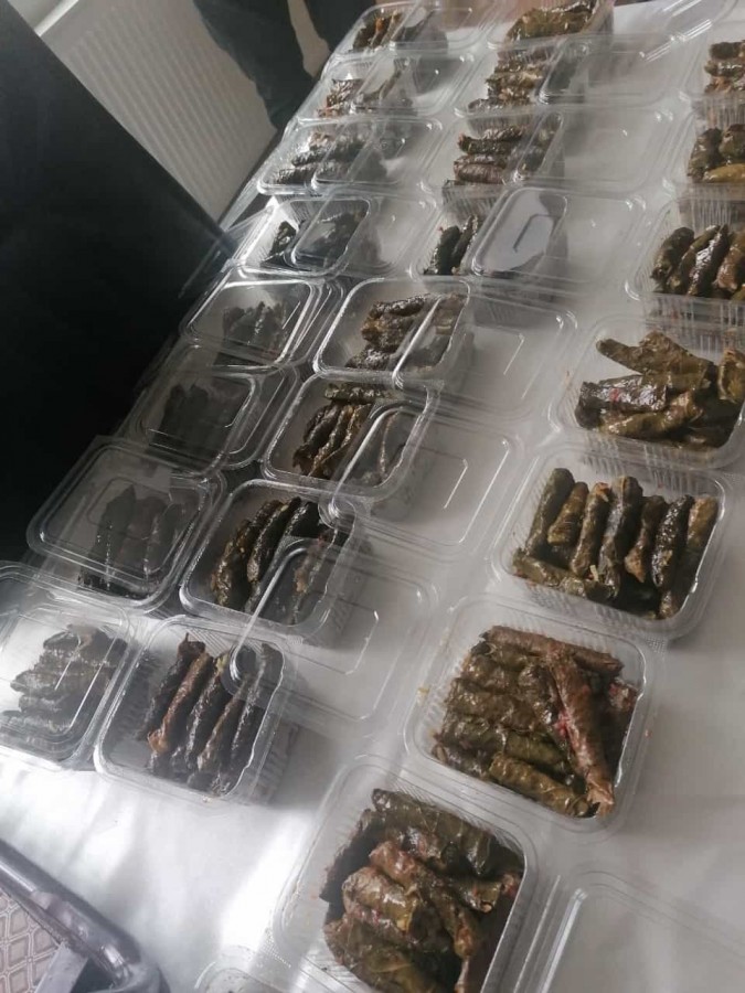 Sardıkları yaprak dolmalarını depremzedelere gönderdiler;