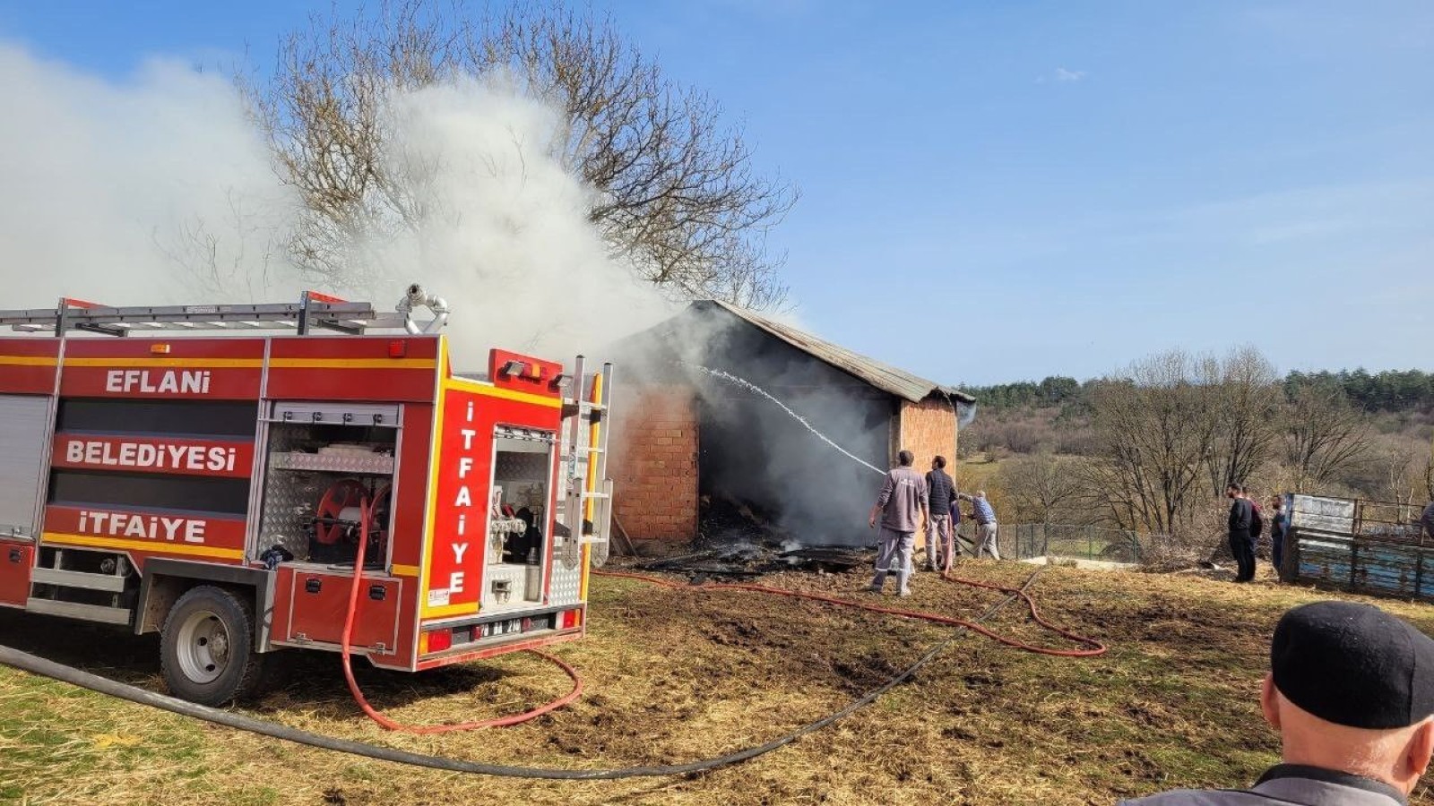 Samanlık yangını itfaiye ekiplerince müdahale edildi