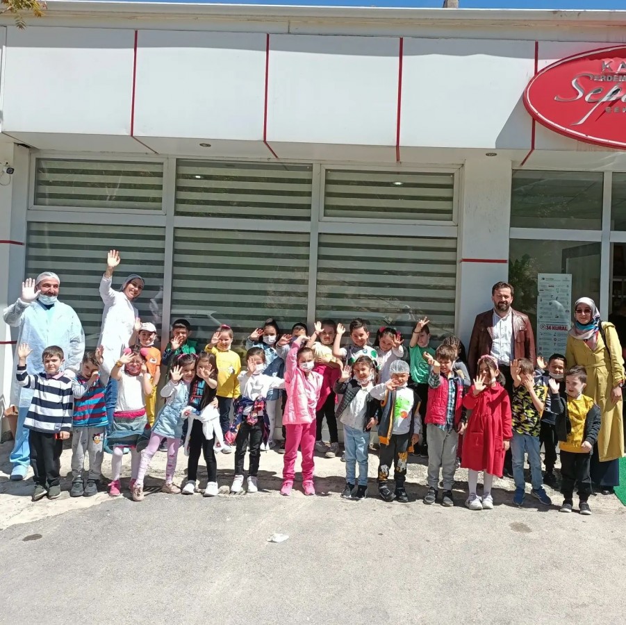 Miniklerden 'Çekme Helva Fabrikası'na ziyaret;