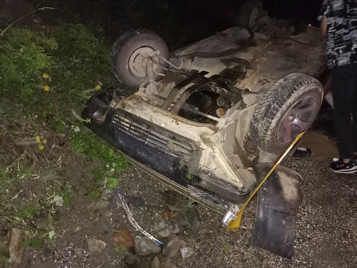Otomobil şarampole devrildi: 4 yaralı;