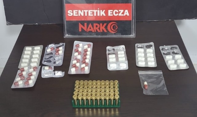 Üzerlerinden uyuşturucu hap ve tabanca çıktı;