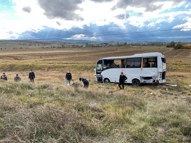 Kastamonu’da polis memurlarını taşıyan midibüs kaza yaptı: 12 yaralı;