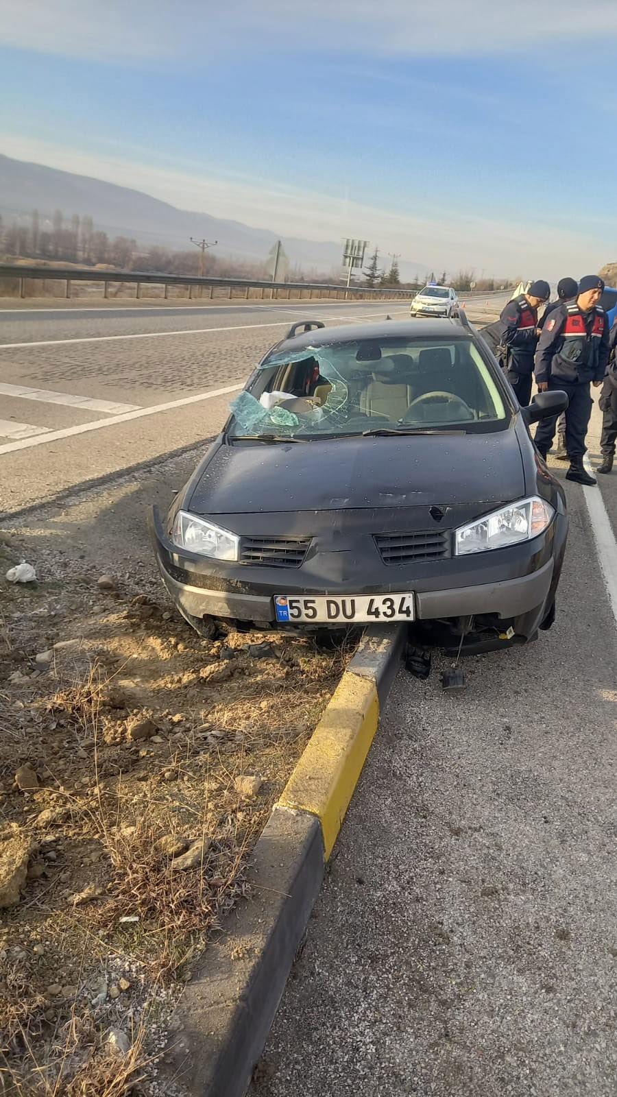 Otomobil su kanalına düştü: 4 yaralı;