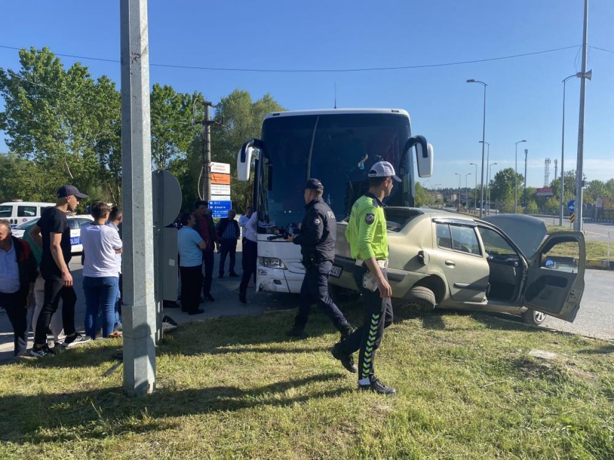 Cide'ye gelen yolcu otobüsü kaza yaptı;