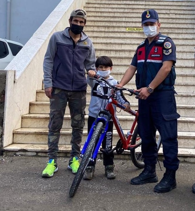 Jandarmadan Suriyeli çocuğa bisiklet jesti