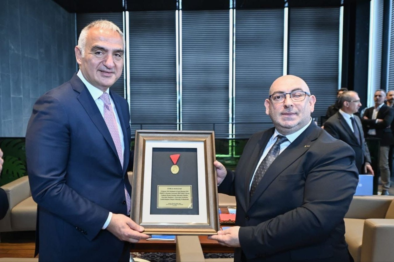 Aile büyüklerinden kalan İstiklal madalyasını müzeye bağışladı