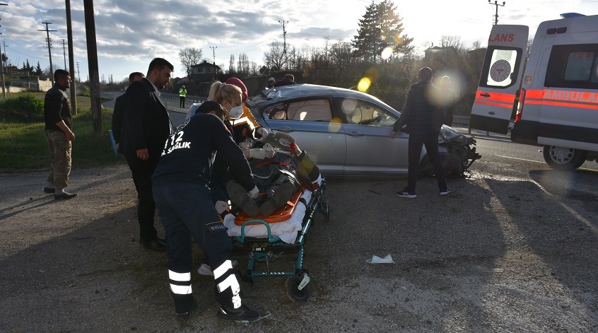 D-100 karayolunda trafik kazası: 2 yaralı;