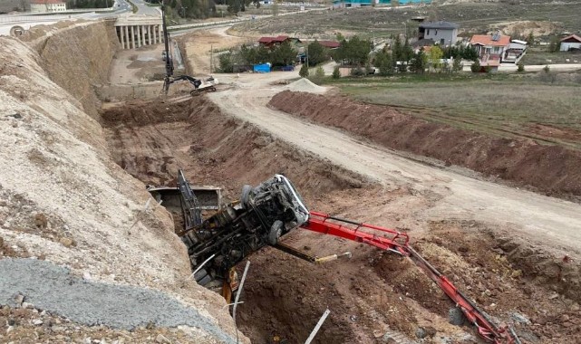 Freni boşalan kamyon dehşet saçtı: 1 ölü, 1 yaralı;