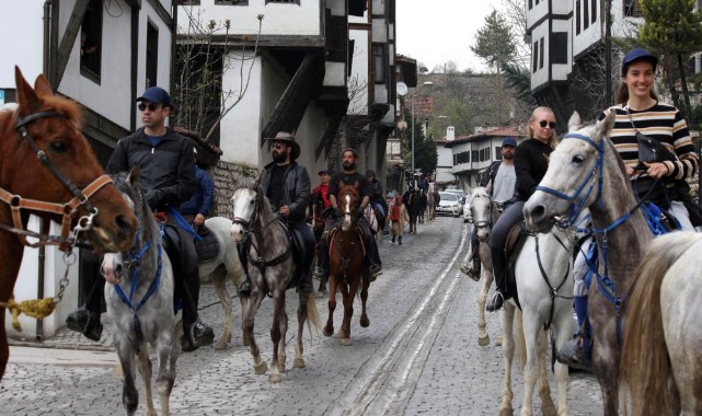 Tarihi şehrin sokaklarını atlarla gezdiler