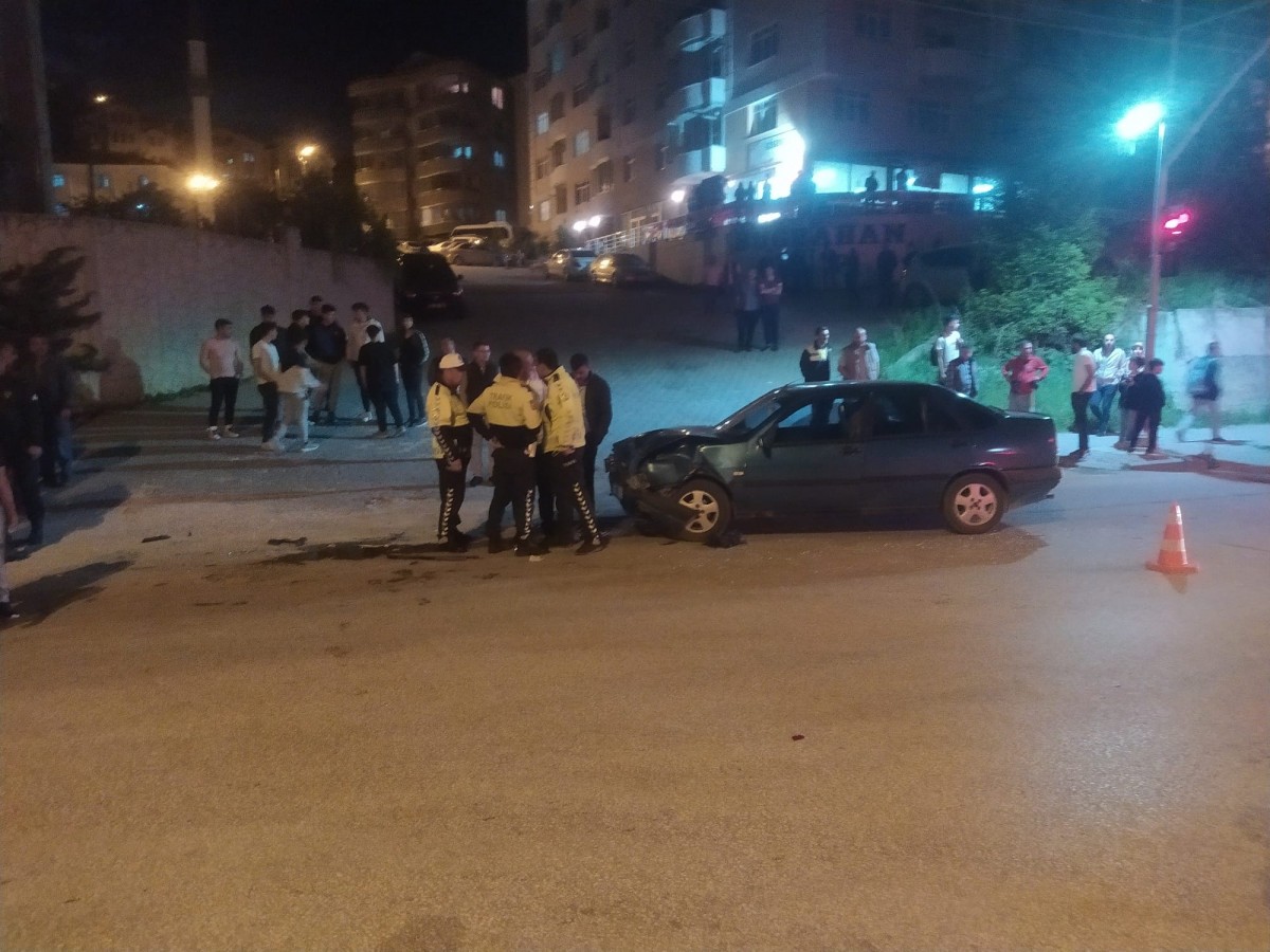 Yoldan geçenleri durduran kaza: 3 yaralı;