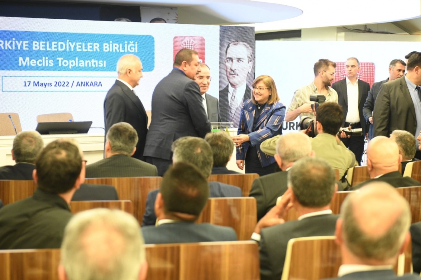 Vidinlioğlu, ödülü Bakan Bozdağ'dan aldı;