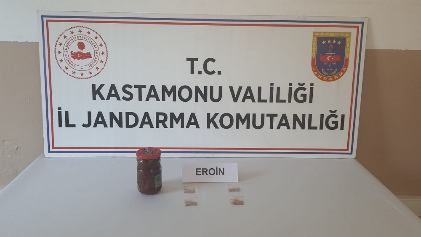 Bu sefer de salça kavanozu;