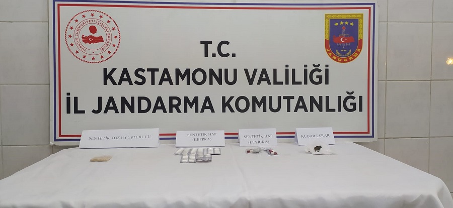 Evlerinden uyuşturucu çıktı;