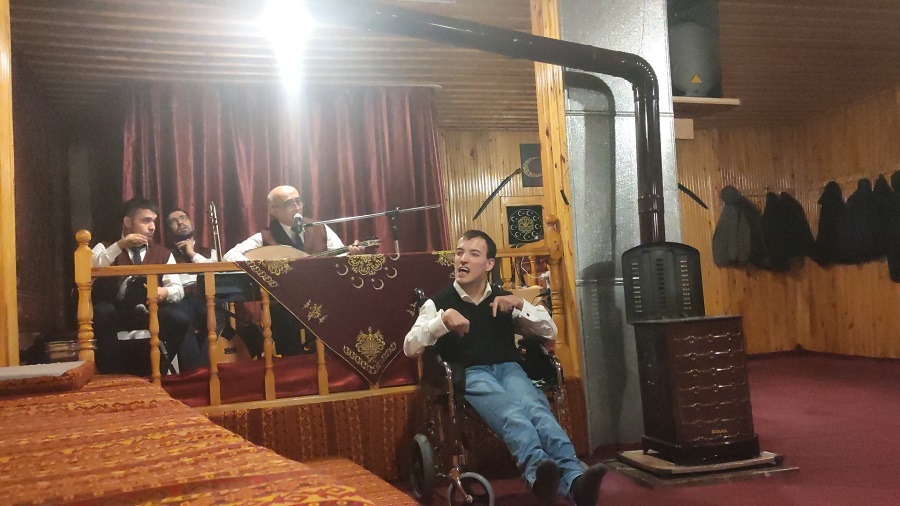 Yüzde 95 engelli genç sazendelere eşlik etti;