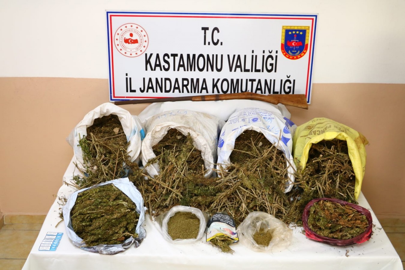 28 kilogram kubar ele geçirildi;
