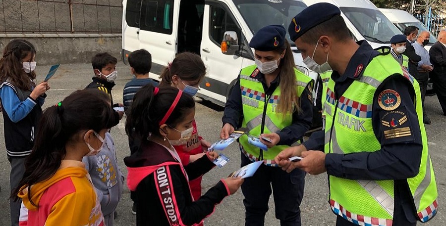 Jandarma, öğrencilere trafik kurallarını anlattı;