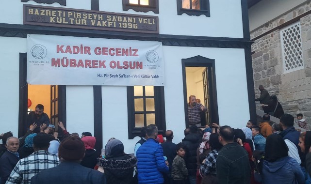 Şeyh Şaban-ı Veli makamında, Kadir Gecesi...;