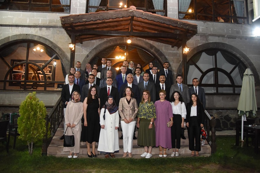 Mülki Amirlere veda yemeği;