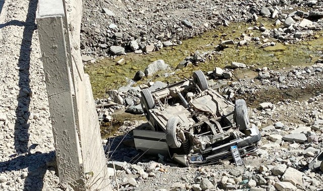 Virajı alamayan otomobil köprüden uçtu: 2 yaralı;