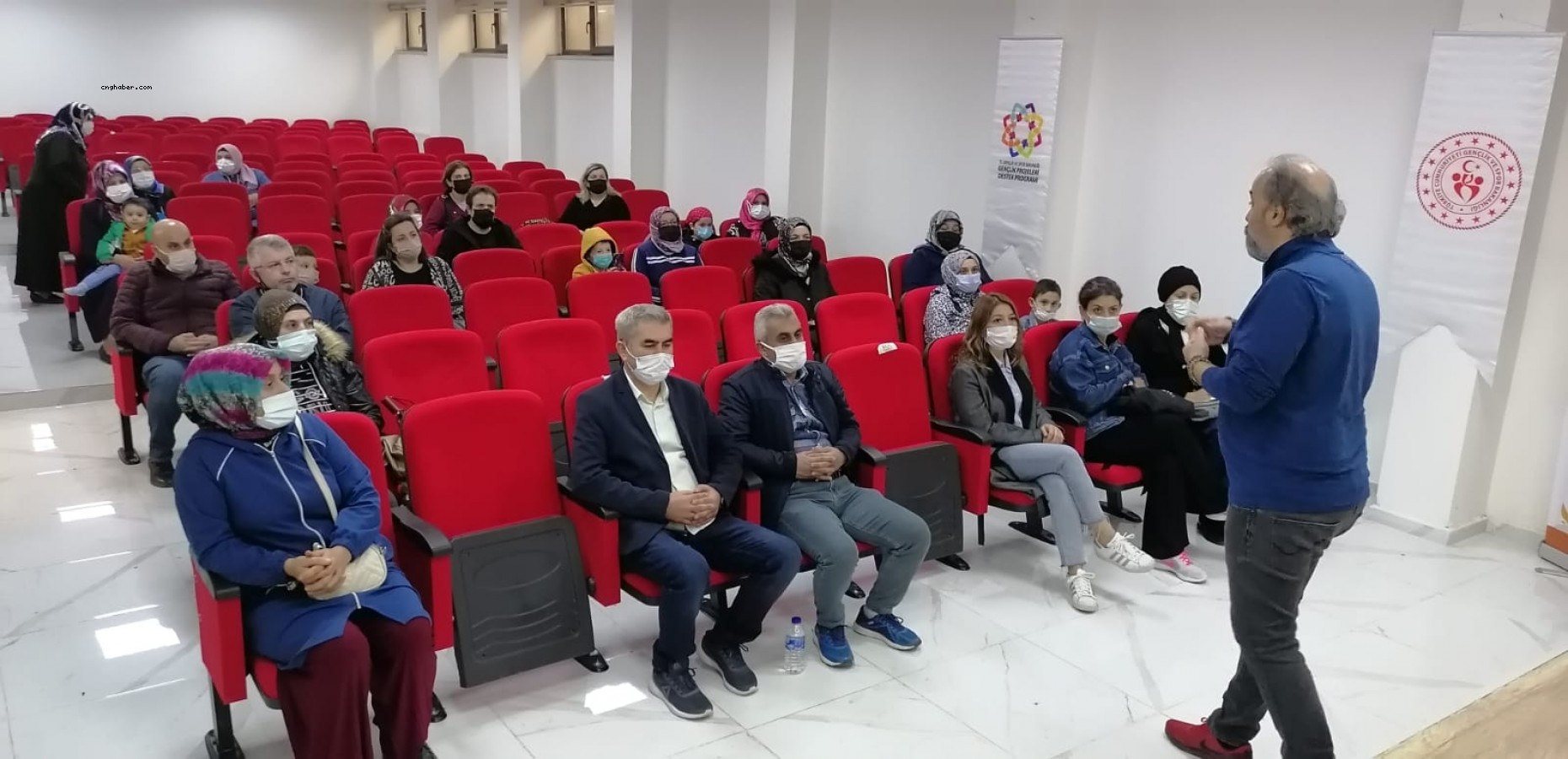 Yazar Ercan Uçak, Merkez Ortaokulu'nda imza günü düzenledi