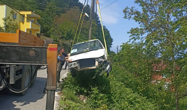 Otomobil şarampole yuvarlandı;