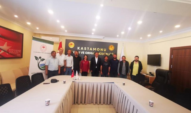  Genç girişimciler sözleşmelerini imzaladı;