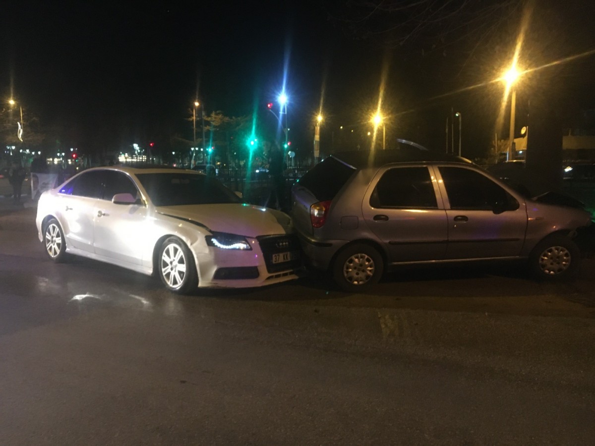 Otomobil ağaca çarptı: 3 yaralı;