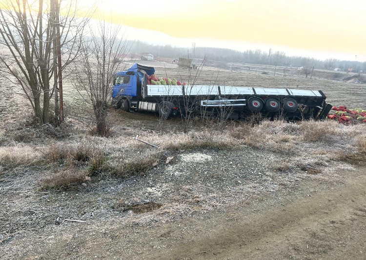 Yoldan çıkan tırın dorsesi tarlaya devrildi: 1 yaralı;