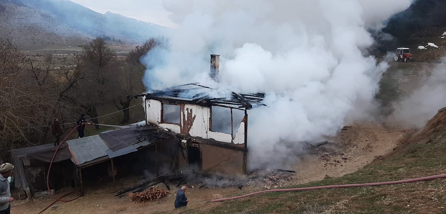 İftar vakti iki katlı ahşap ev küle döndü;
