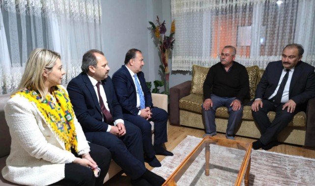 AK Parti'den şehit ailesine ziyaret;