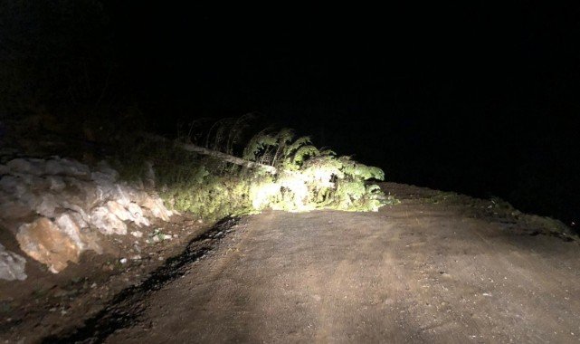Heyelan nedeniyle kapanan yol, açıldı;