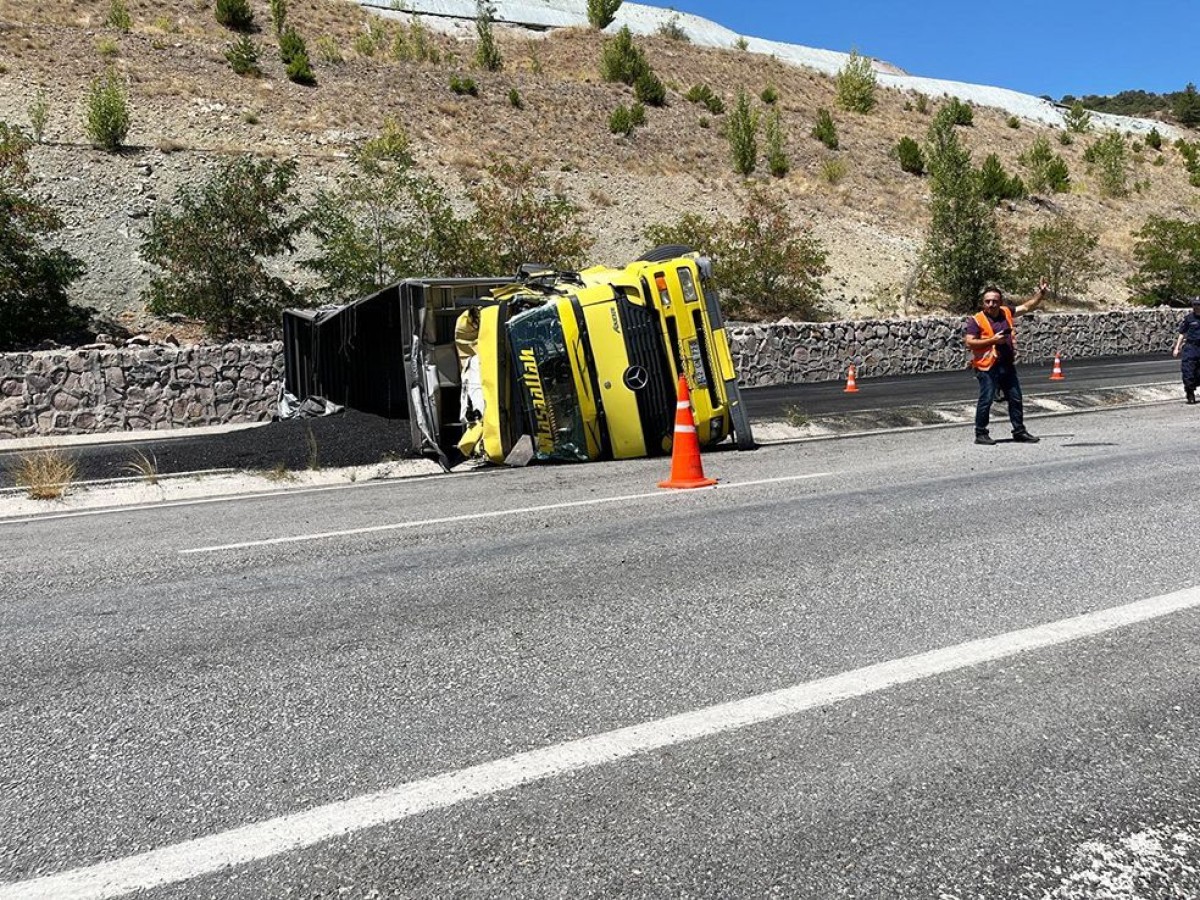 Kömür yüklü tır devrildi!.. Kastamonu yolu kapandı ;