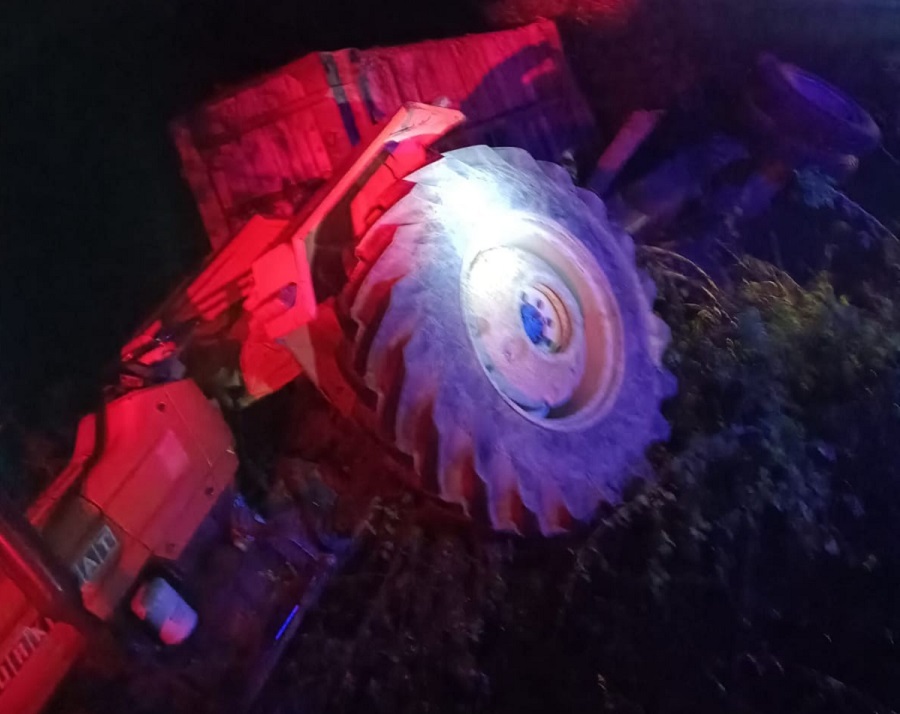 Traktör ve kamyonet çarpıştı;