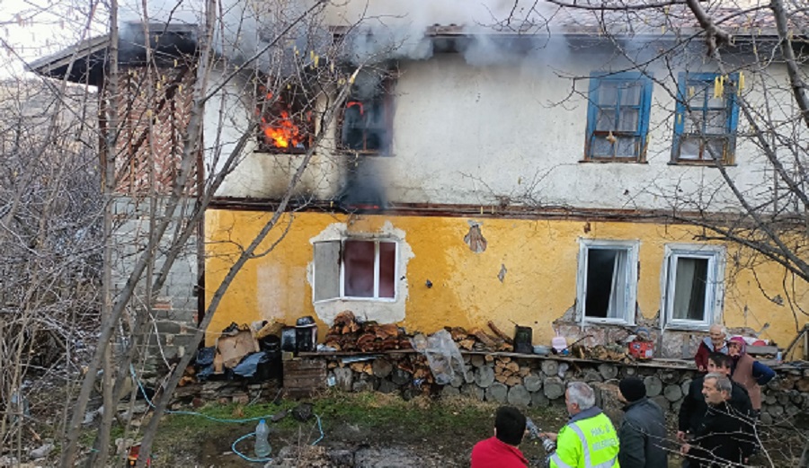 Sobadan çıkan yangın 2 katlı evi yaktı;