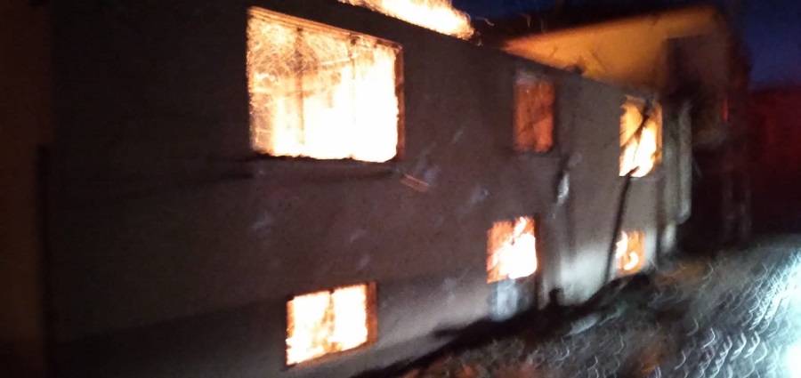 Cide’de yangın iki evi küle çevirdi;
