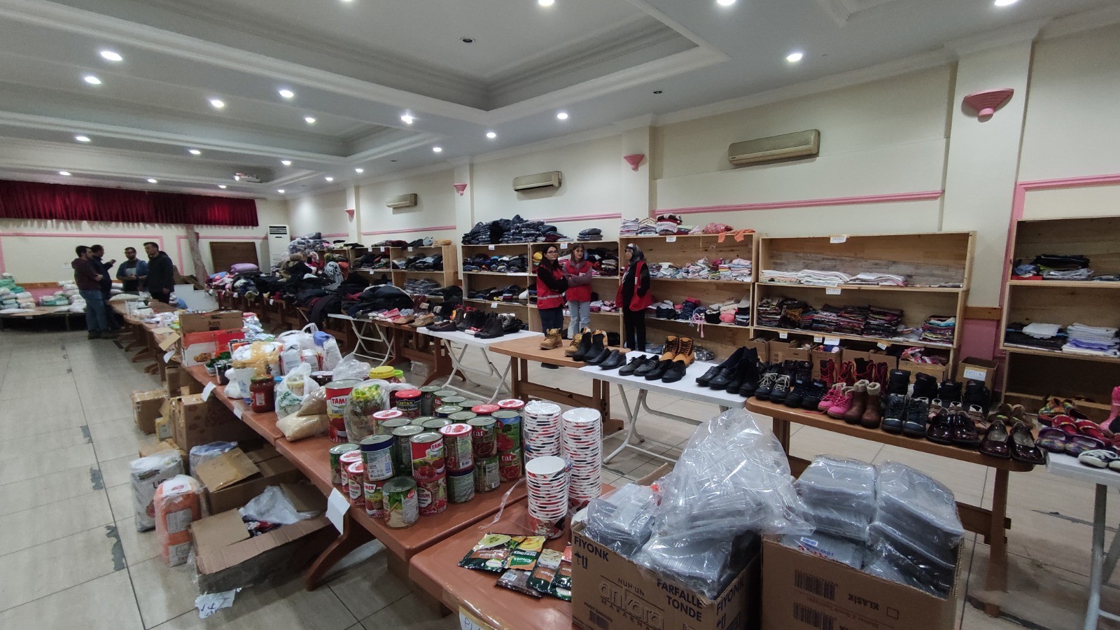 Kızılay, depremzedeler için sosyal market açtı;