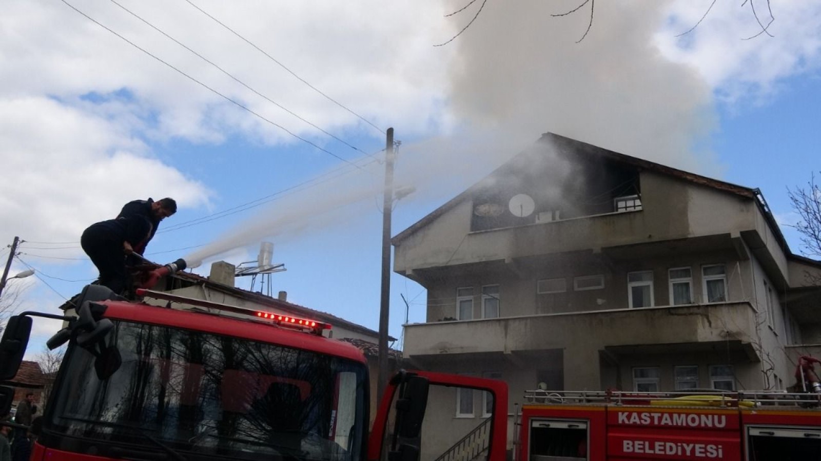 Kastamonu'da çatı yangını!;