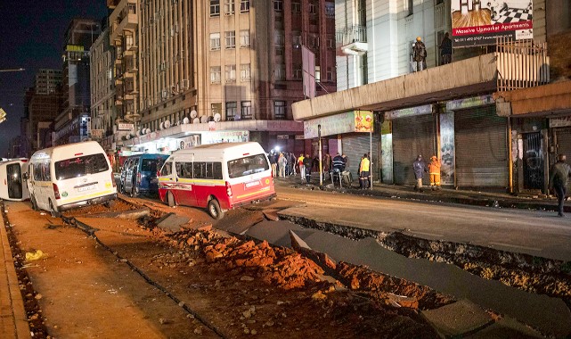 Dehşet!.. Yol patladı;