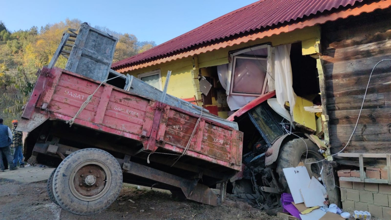 Traktör eve girdi, faciadan dönüldü