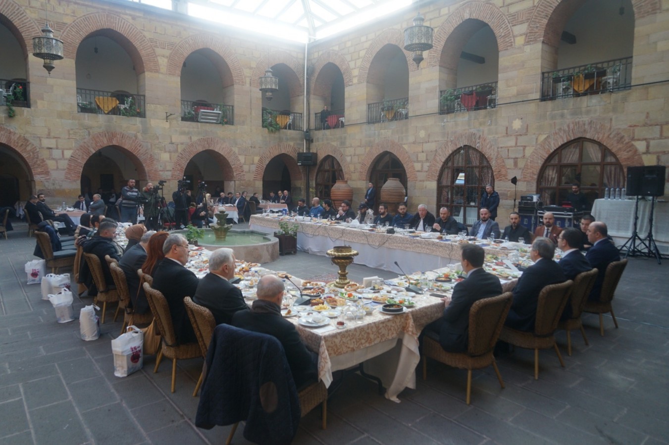 Tüm planlar altılı masada toplanmış, orada tartışılıyor;