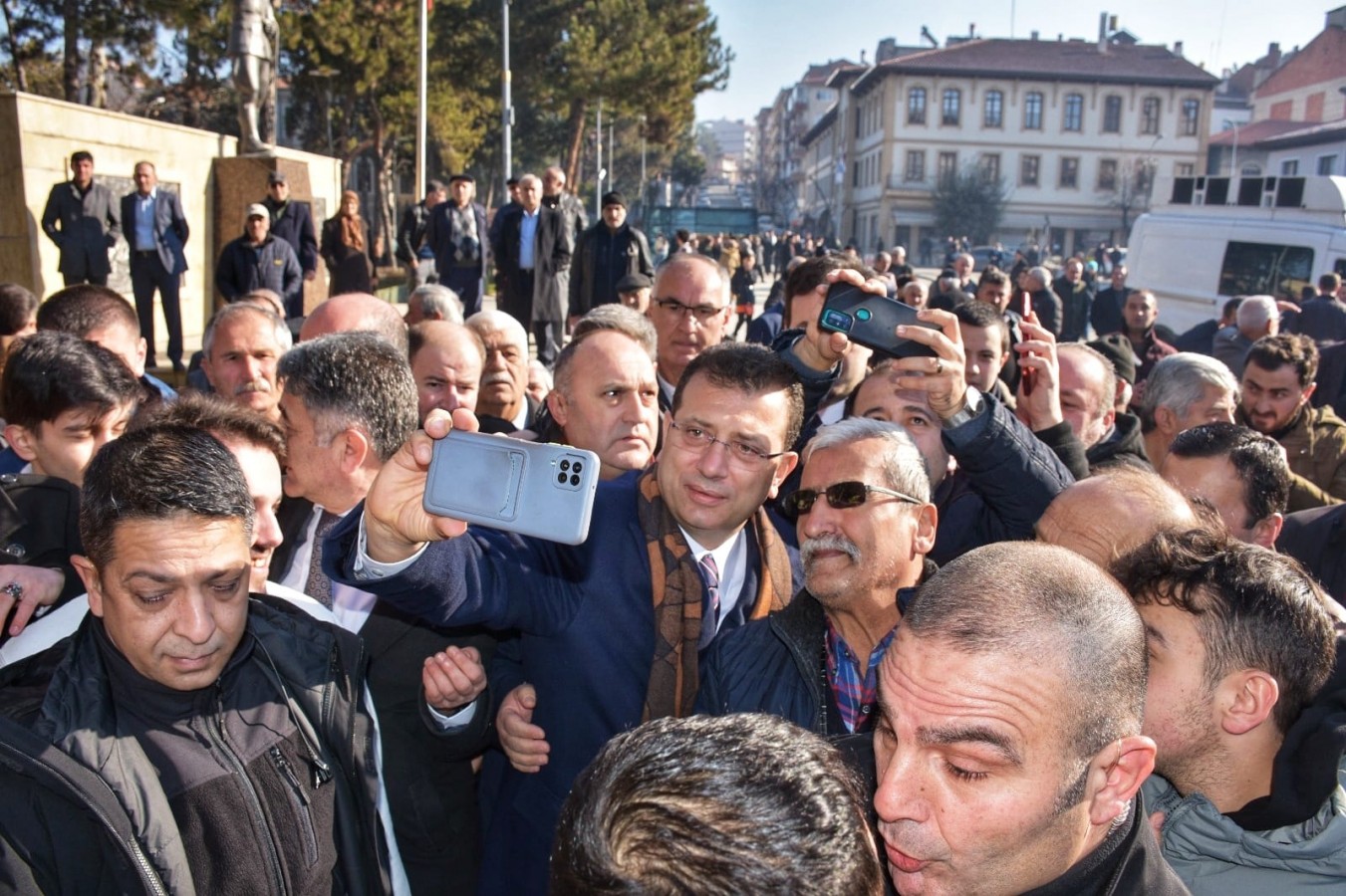 İmamoğlu Taşköprü’de coşku ile karşılandı