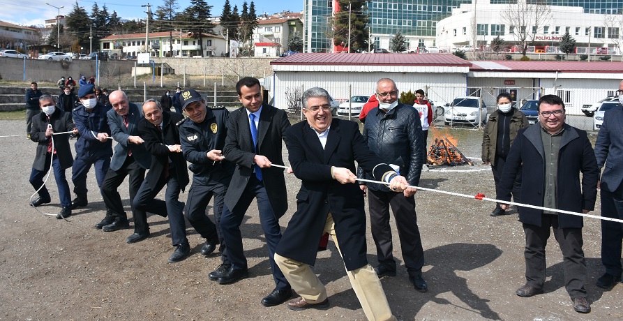 Protokol öğrencilerle halat çekme oynadı;