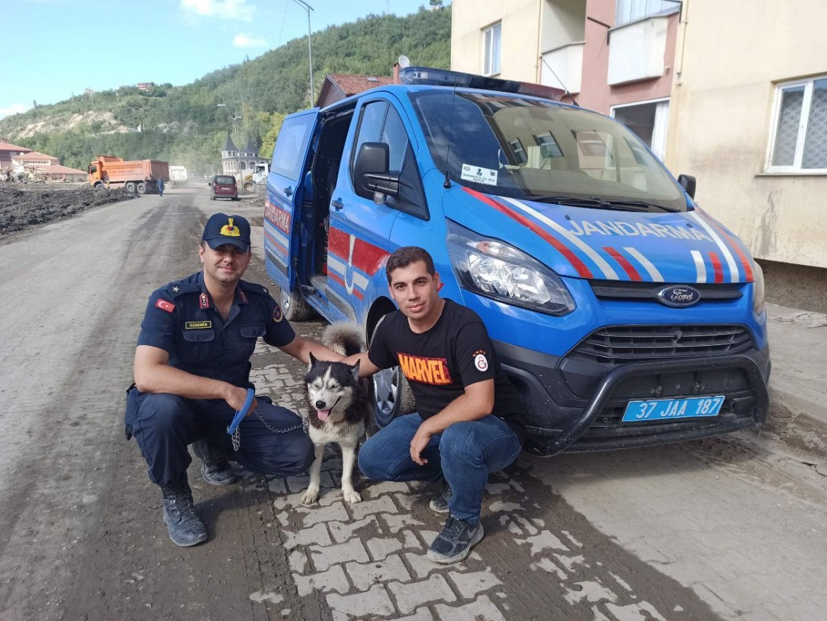 Sel kurbanı öğretmenin köpeğini jandarma sahiplendi