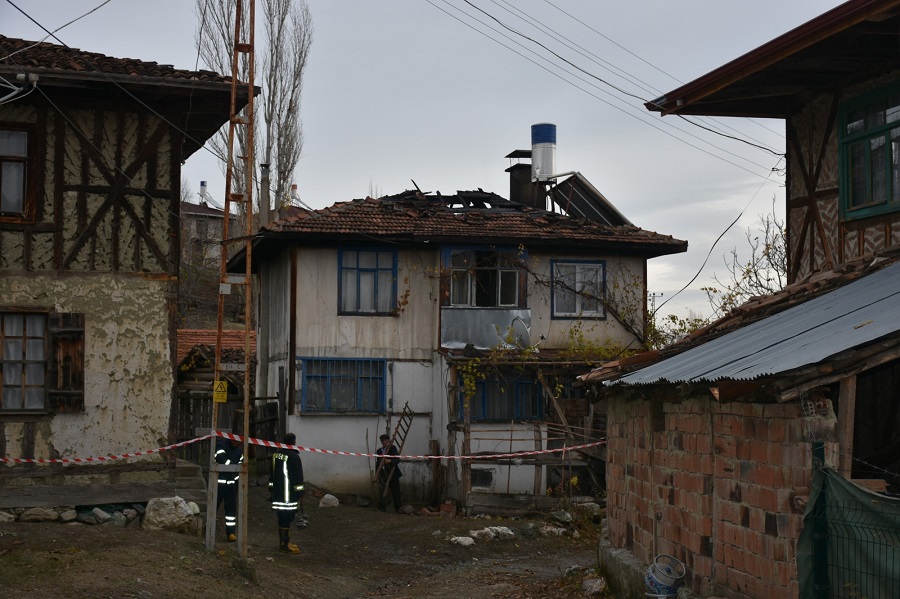 Yaşına aldırış etmeden yangının büyümesini önledi;