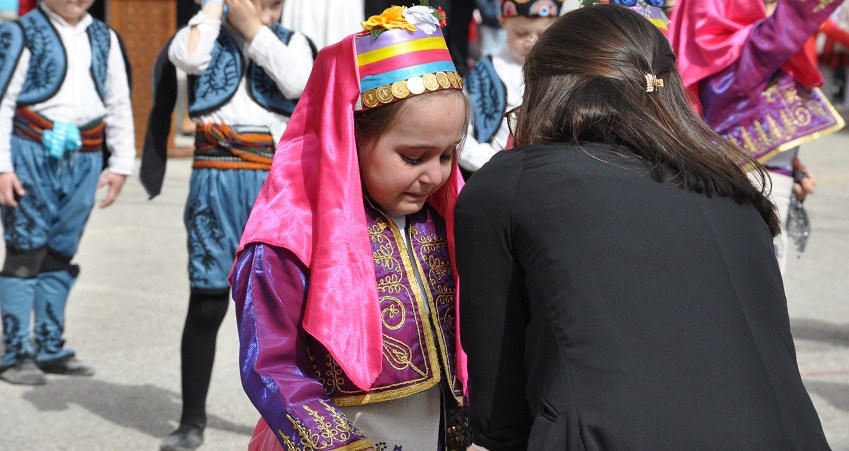 Minik öğrenciyi, öğretmeni sakinleştirdi;