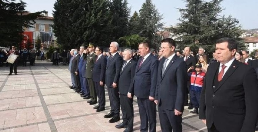 Protokolden çelenk sunma töreni;